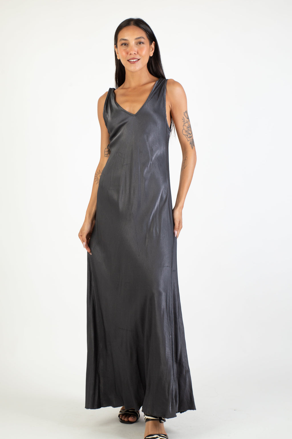 שמלת סאטן אפורה